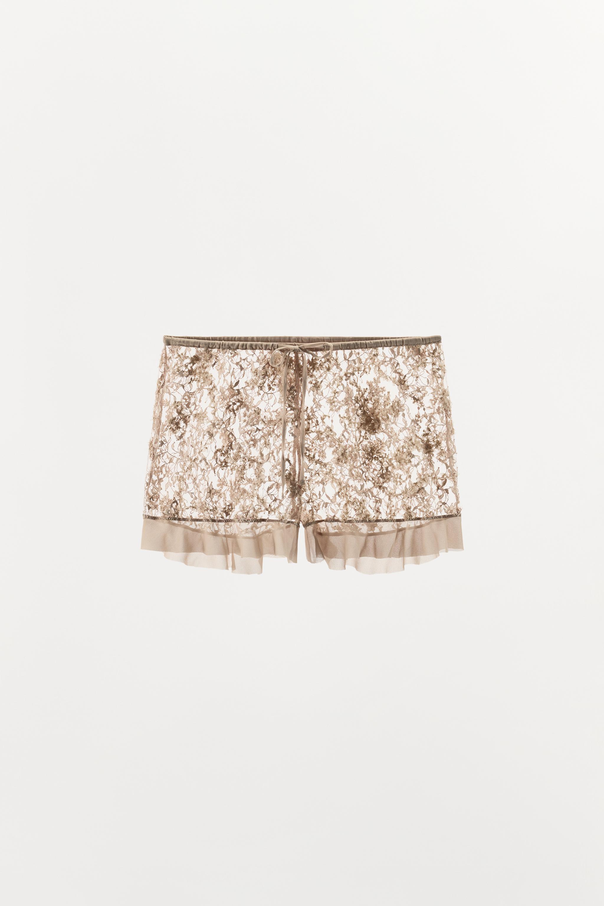 SHORT EN DENTELLE À VOLANTS